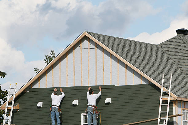Professional Siding Installation technician working in Bellwood, VA
